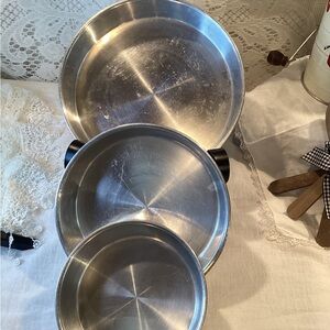 Wilton 3 Piece Tiered Cake Pan Set, 6-8- 8” Round Pans 502-2103 - 1971